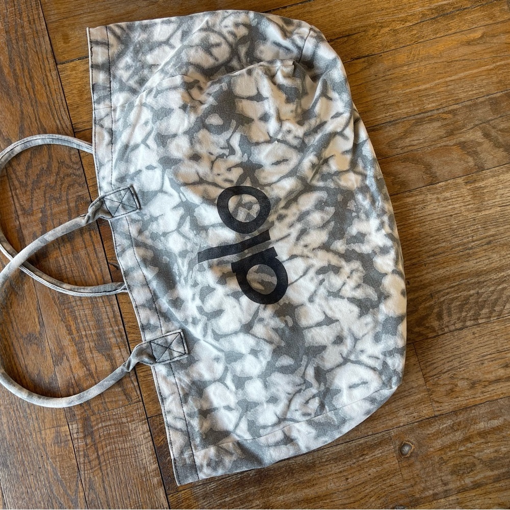 ALO Yoga Black and White Tie-Dye Tote Bag - Picture 7 of 9